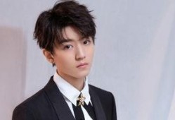 圈内人士爆料周也和曾舜晞,圈内人士曝神秘恋情，甜蜜互动引热议