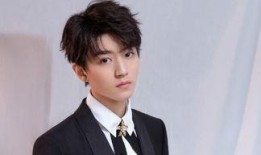 圈内人士爆料周也和曾舜晞,圈内人士曝神秘恋情，甜蜜互动引热议