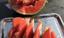 吃网红黄色大瓜